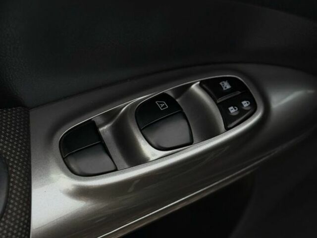 Серый Ниссан Жук, объемом двигателя 1.6 л и пробегом 139 тыс. км за 8500 $, фото 7 на Automoto.ua