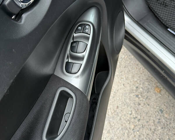 Серый Ниссан Жук, объемом двигателя 1.62 л и пробегом 77 тыс. км за 12000 $, фото 10 на Automoto.ua