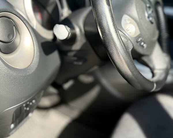 Синий Ниссан Жук, объемом двигателя 1.62 л и пробегом 98 тыс. км за 12000 $, фото 18 на Automoto.ua