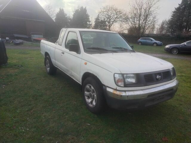 Белый Ниссан Кинг Каб, объемом двигателя 2.5 л и пробегом 256 тыс. км за 5365 $, фото 2 на Automoto.ua