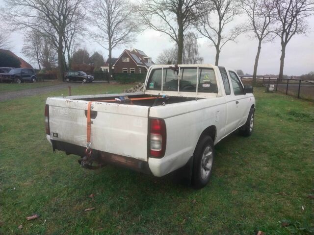 Белый Ниссан Кинг Каб, объемом двигателя 2.5 л и пробегом 256 тыс. км за 5365 $, фото 3 на Automoto.ua