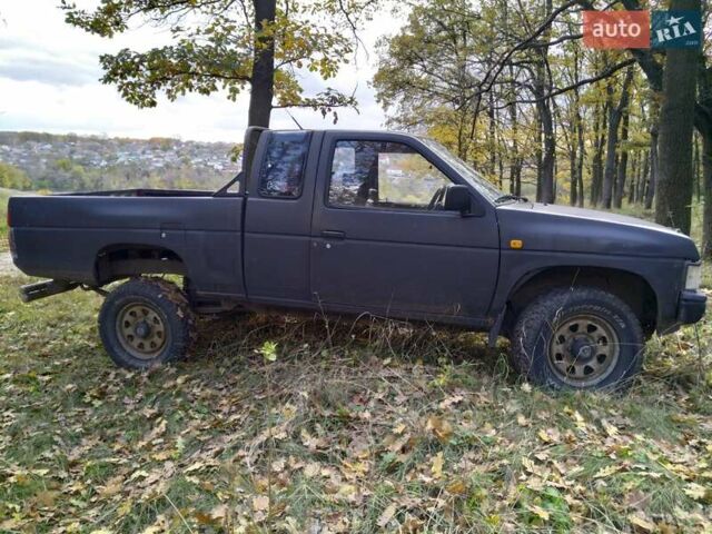 Красный Ниссан Кинг Каб, объемом двигателя 2.4 л и пробегом 400 тыс. км за 6000 $, фото 3 на Automoto.ua