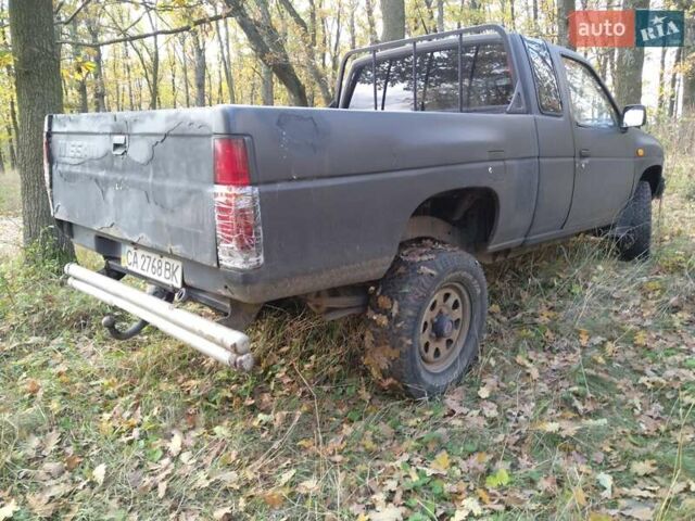 Красный Ниссан Кинг Каб, объемом двигателя 2.4 л и пробегом 400 тыс. км за 6000 $, фото 4 на Automoto.ua