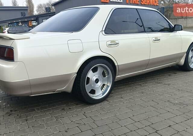 Белый Ниссан Лаурел, объемом двигателя 2 л и пробегом 353 тыс. км за 5000 $, фото 4 на Automoto.ua