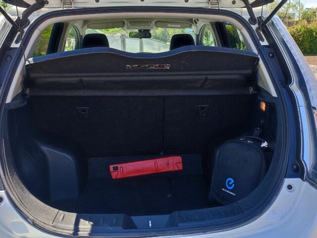 Белый Ниссан Лиф, объемом двигателя 0 л и пробегом 107 тыс. км за 10300 $, фото 4 на Automoto.ua