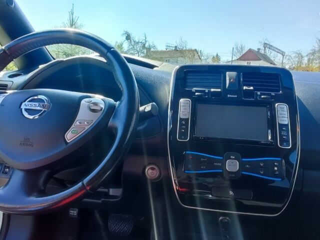 Белый Ниссан Лиф, объемом двигателя 0 л и пробегом 107 тыс. км за 10300 $, фото 2 на Automoto.ua