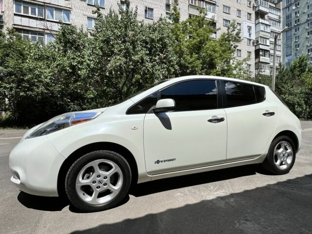 Белый Ниссан Лиф, объемом двигателя 0 л и пробегом 216 тыс. км за 5800 $, фото 1 на Automoto.ua