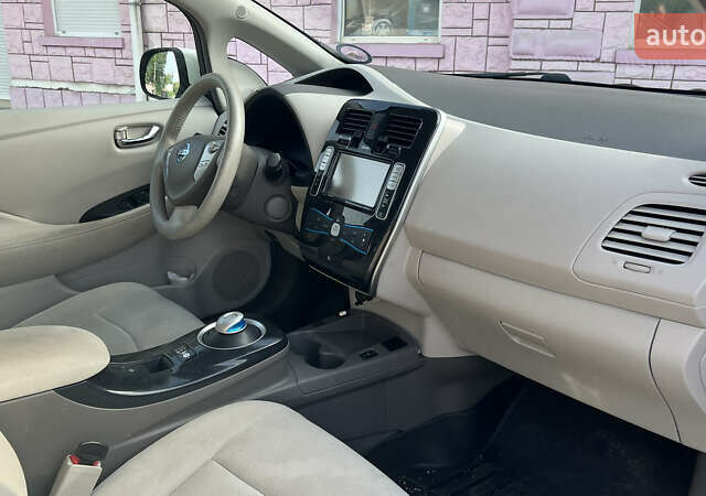 Белый Ниссан Лиф, объемом двигателя 0 л и пробегом 140 тыс. км за 6000 $, фото 5 на Automoto.ua