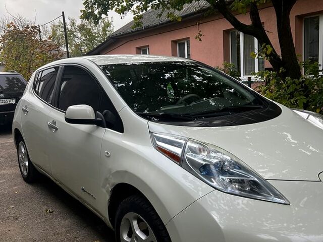 Белый Ниссан Лиф, объемом двигателя 80 л и пробегом 130 тыс. км за 4000 $, фото 1 на Automoto.ua