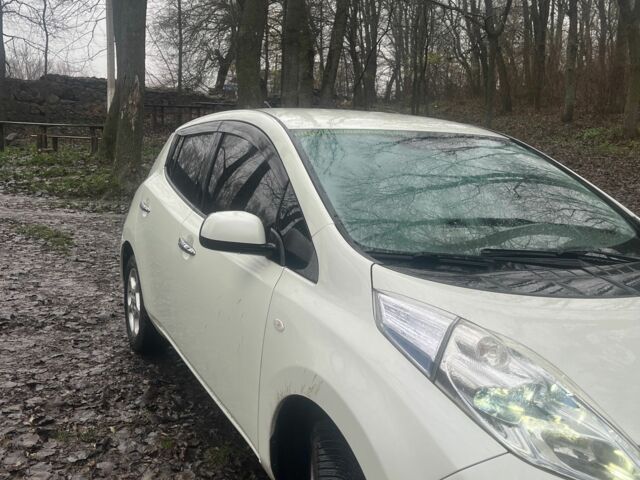 Белый Ниссан Лиф, объемом двигателя 0 л и пробегом 150 тыс. км за 3500 $, фото 3 на Automoto.ua