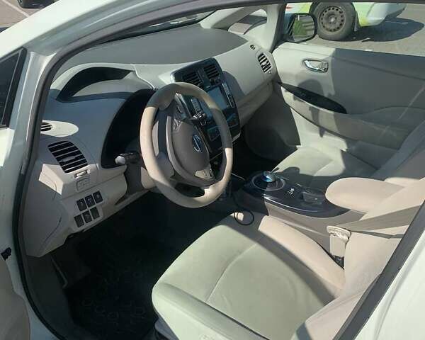 Белый Ниссан Лиф, объемом двигателя 0 л и пробегом 140 тыс. км за 4500 $, фото 16 на Automoto.ua