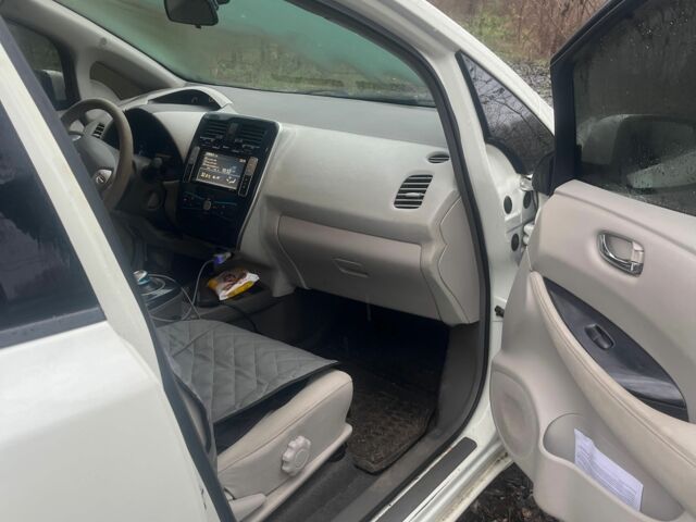 Белый Ниссан Лиф, объемом двигателя 0 л и пробегом 150 тыс. км за 3500 $, фото 7 на Automoto.ua