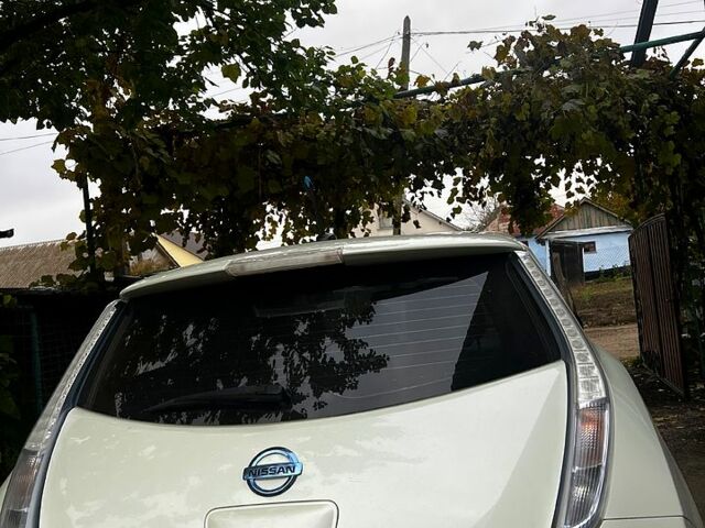 Белый Ниссан Лиф, объемом двигателя 80 л и пробегом 130 тыс. км за 4000 $, фото 2 на Automoto.ua