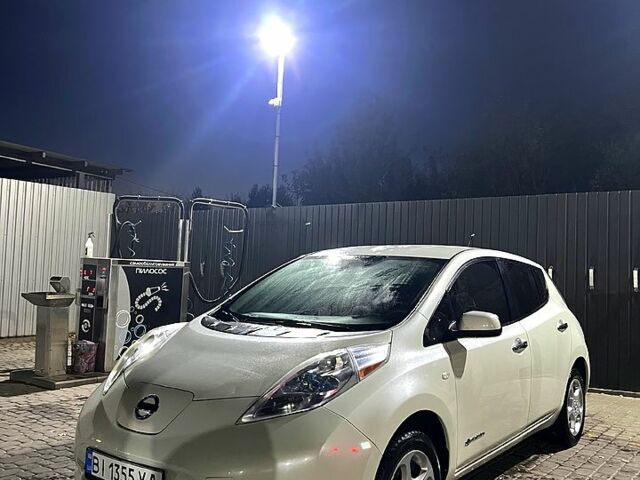 Белый Ниссан Лиф, объемом двигателя 0 л и пробегом 133 тыс. км за 4000 $, фото 3 на Automoto.ua