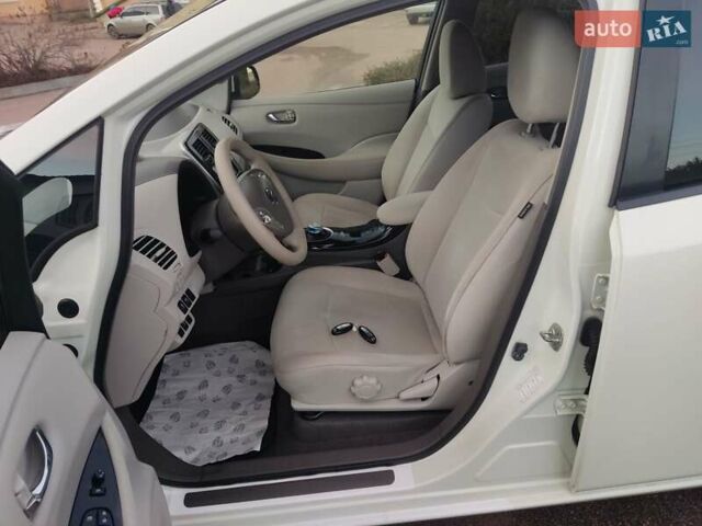 Белый Ниссан Лиф, объемом двигателя 0 л и пробегом 142 тыс. км за 5599 $, фото 16 на Automoto.ua