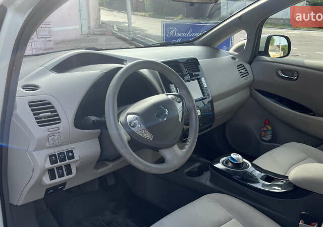 Белый Ниссан Лиф, объемом двигателя 0 л и пробегом 140 тыс. км за 6000 $, фото 4 на Automoto.ua