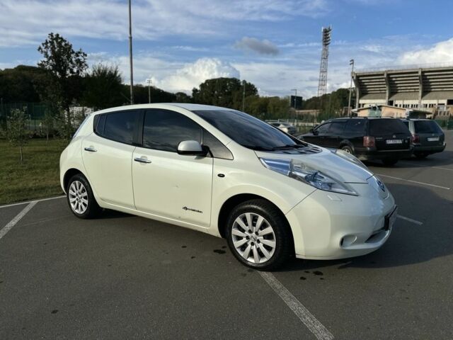 Белый Ниссан Лиф, объемом двигателя 0 л и пробегом 134 тыс. км за 4300 $, фото 1 на Automoto.ua