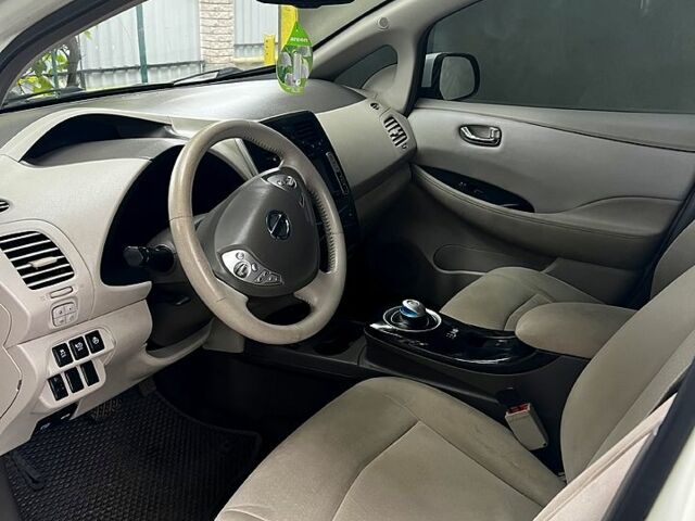 Белый Ниссан Лиф, объемом двигателя 0 л и пробегом 133 тыс. км за 4000 $, фото 5 на Automoto.ua