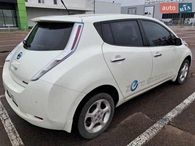 Белый Ниссан Лиф, объемом двигателя 0 л и пробегом 148 тыс. км за 8000 $, фото 4 на Automoto.ua