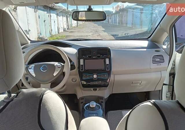 Білий Ніссан Ліф, об'ємом двигуна 0 л та пробігом 73 тис. км за 7500 $, фото 2 на Automoto.ua