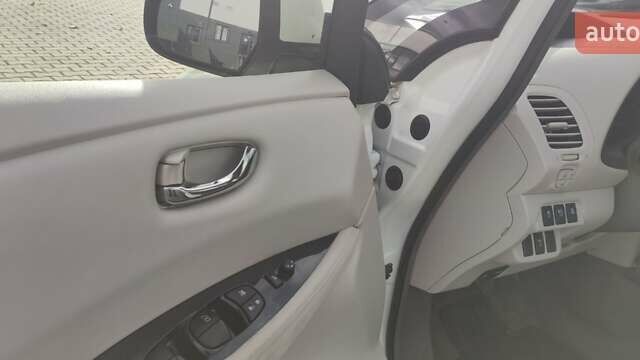 Ниссан Лиф 2011 в Ивано-Франковске на Automoto.ua Белый Ниссан Лиф, объемом двигателя 0 л и пробегом 117 тыс. км за 4600 $, фото 12 на Automoto.ua