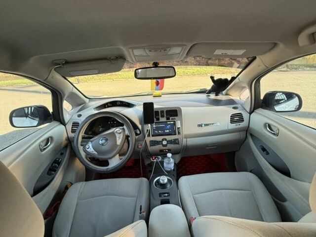 Белый Ниссан Лиф, объемом двигателя 0 л и пробегом 160 тыс. км за 11000 $, фото 4 на Automoto.ua