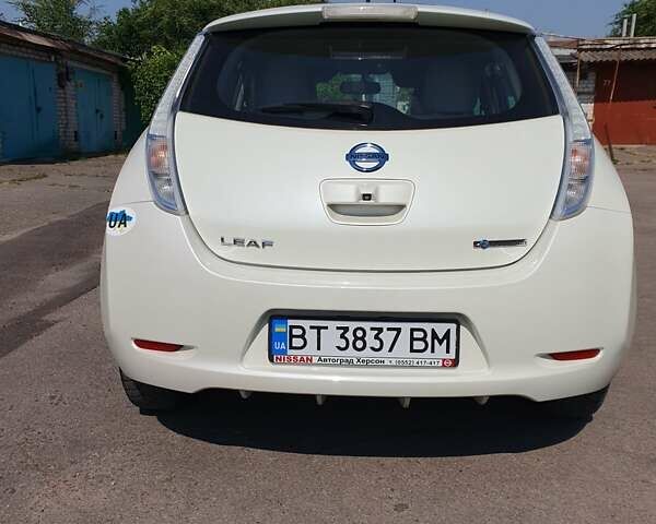 Белый Ниссан Лиф, объемом двигателя 0 л и пробегом 99 тыс. км за 8080 $, фото 25 на Automoto.ua