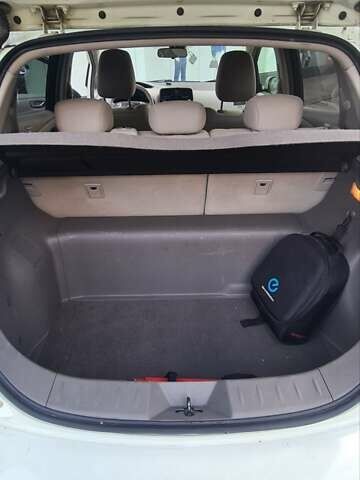 Белый Ниссан Лиф, объемом двигателя 0 л и пробегом 159 тыс. км за 4300 $, фото 3 на Automoto.ua