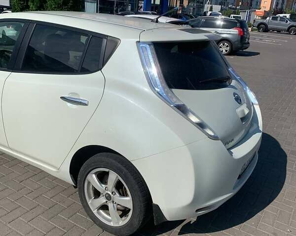 Белый Ниссан Лиф, объемом двигателя 0 л и пробегом 140 тыс. км за 4500 $, фото 9 на Automoto.ua