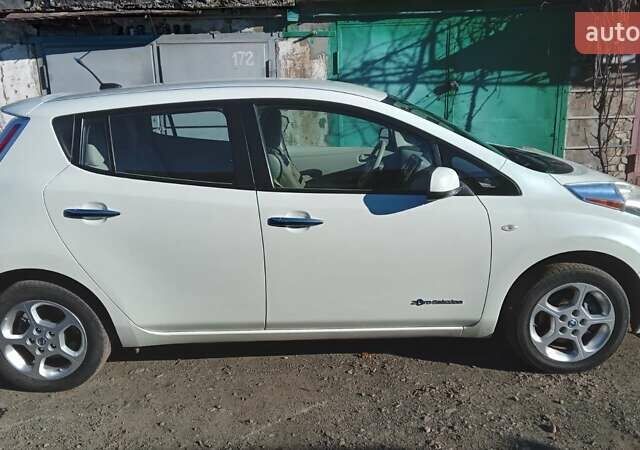 Білий Ніссан Ліф, об'ємом двигуна 0 л та пробігом 73 тис. км за 7500 $, фото 5 на Automoto.ua