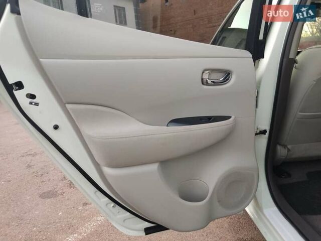Белый Ниссан Лиф, объемом двигателя 0 л и пробегом 142 тыс. км за 5599 $, фото 23 на Automoto.ua
