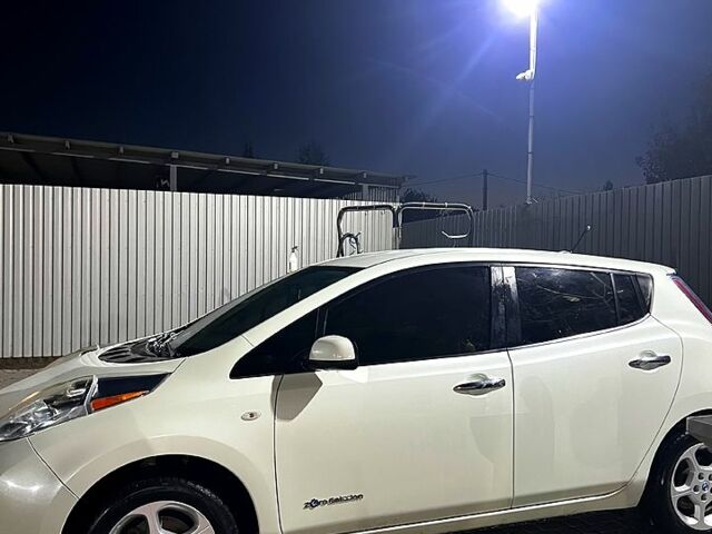 Белый Ниссан Лиф, объемом двигателя 0 л и пробегом 133 тыс. км за 4000 $, фото 1 на Automoto.ua