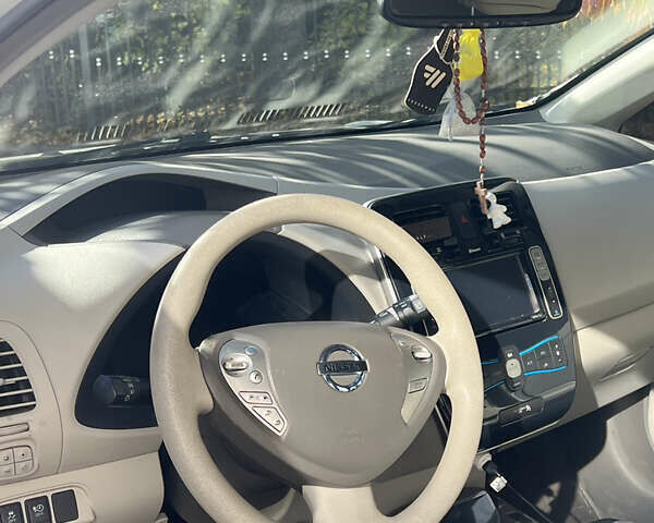 Ниссан Лиф 2011 в Львове на Automoto.ua Белый Ниссан Лиф, объемом двигателя 0 л и пробегом 109 тыс. км за 5800 $, фото 4 на Automoto.ua