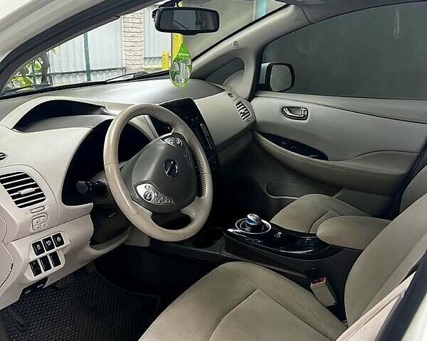 Білий Ніссан Ліф, об'ємом двигуна 0 л та пробігом 133 тис. км за 4000 $, фото 3 на Automoto.ua