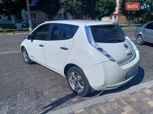 Белый Ниссан Лиф, объемом двигателя 0 л и пробегом 121 тыс. км за 4999 $, фото 5 на Automoto.ua