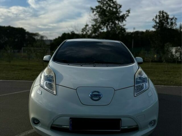 Белый Ниссан Лиф, объемом двигателя 0 л и пробегом 134 тыс. км за 4300 $, фото 3 на Automoto.ua