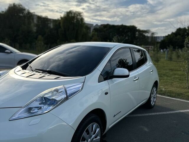 Белый Ниссан Лиф, объемом двигателя 0 л и пробегом 134 тыс. км за 4300 $, фото 4 на Automoto.ua