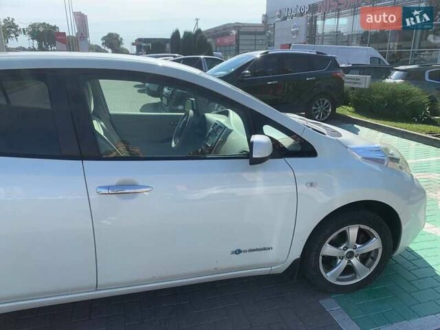 Белый Ниссан Лиф, объемом двигателя 0 л и пробегом 140 тыс. км за 4500 $, фото 6 на Automoto.ua