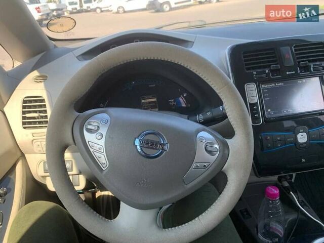 Белый Ниссан Лиф, объемом двигателя 0 л и пробегом 140 тыс. км за 4500 $, фото 12 на Automoto.ua