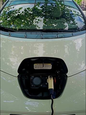 Белый Ниссан Лиф, объемом двигателя 0 л и пробегом 98 тыс. км за 5850 $, фото 18 на Automoto.ua