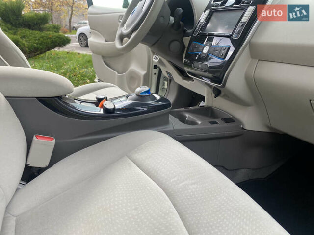 Білий Ніссан Ліф, об'ємом двигуна 0 л та пробігом 81 тис. км за 4600 $, фото 19 на Automoto.ua