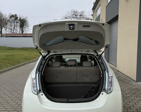 Белый Ниссан Лиф, объемом двигателя 0 л и пробегом 91 тыс. км за 4500 $, фото 7 на Automoto.ua