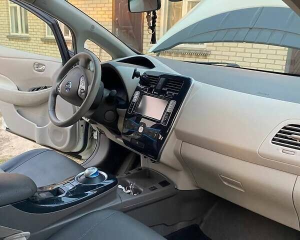 Белый Ниссан Лиф, объемом двигателя 0 л и пробегом 119 тыс. км за 5300 $, фото 16 на Automoto.ua