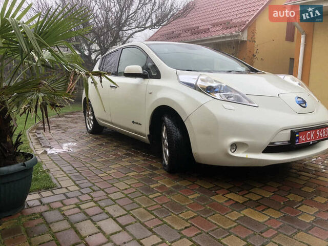 Белый Ниссан Лиф, объемом двигателя 0 л и пробегом 152 тыс. км за 4999 $, фото 2 на Automoto.ua