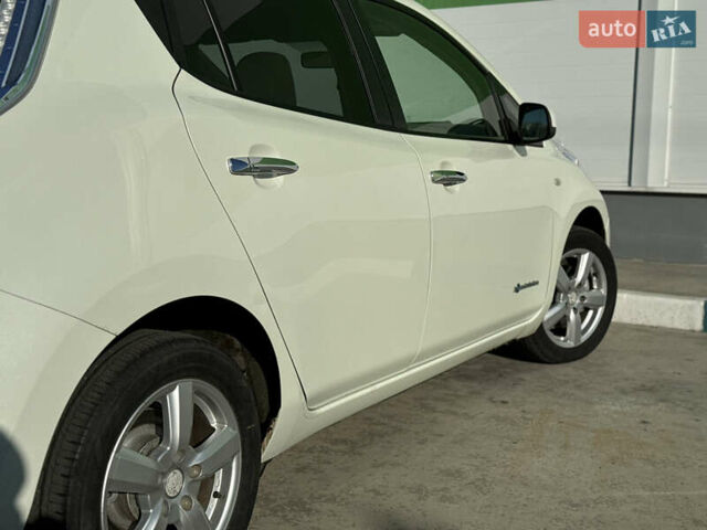 Белый Ниссан Лиф, объемом двигателя 0 л и пробегом 95 тыс. км за 5300 $, фото 22 на Automoto.ua