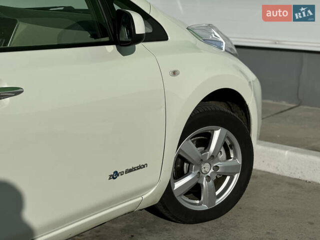 Белый Ниссан Лиф, объемом двигателя 0 л и пробегом 95 тыс. км за 5300 $, фото 24 на Automoto.ua