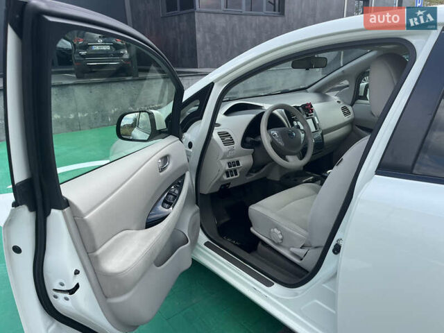 Белый Ниссан Лиф, объемом двигателя 0 л и пробегом 102 тыс. км за 5400 $, фото 11 на Automoto.ua