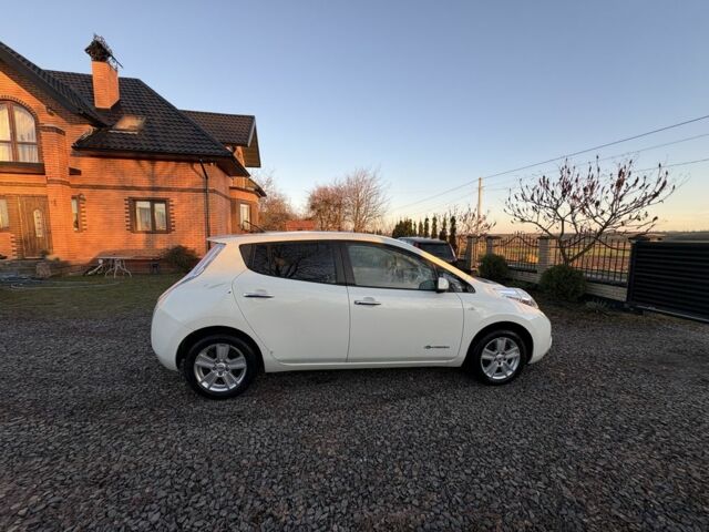 Белый Ниссан Лиф, объемом двигателя 0 л и пробегом 124 тыс. км за 4000 $, фото 1 на Automoto.ua