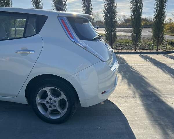 Белый Ниссан Лиф, объемом двигателя 0 л и пробегом 86 тыс. км за 4700 $, фото 8 на Automoto.ua
