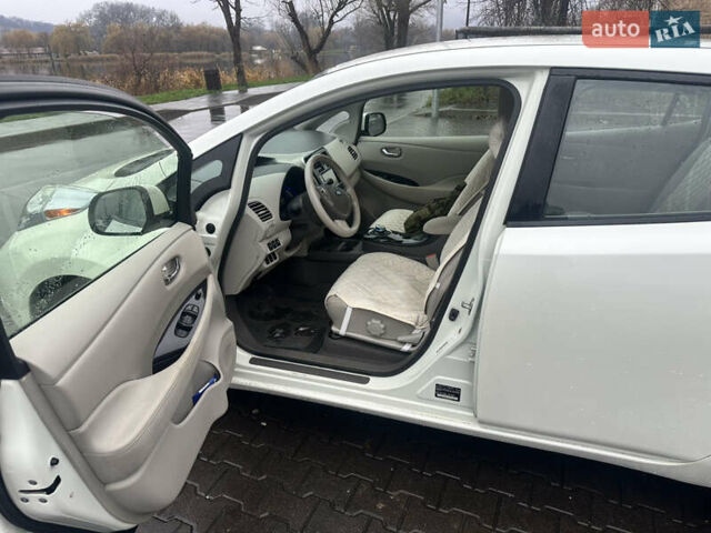 Белый Ниссан Лиф, объемом двигателя 0 л и пробегом 68 тыс. км за 4000 $, фото 6 на Automoto.ua